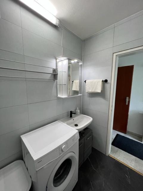 Ruhiges Und Klimatisiertes Apartment Stuttgart Luaran gambar